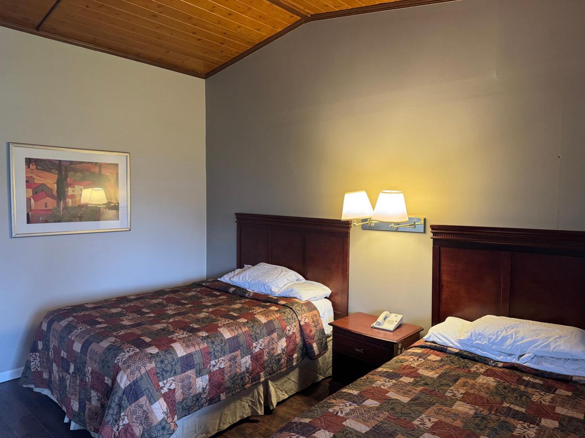 Town & Country Motel Clinton Exterior photo